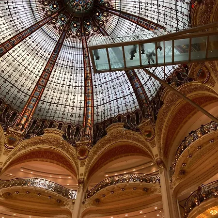 Next To Louvre Parigi