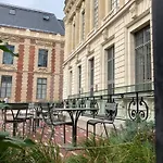 Next To Louvre * Parigi