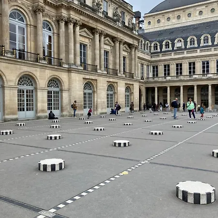 Next To Louvre * París