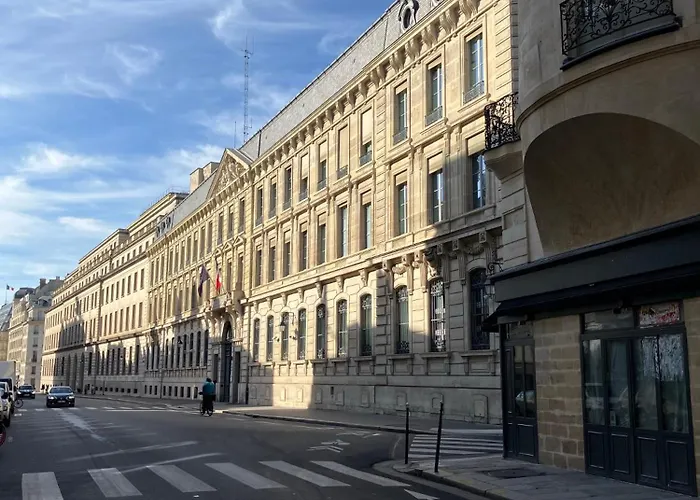 Next To Louvre Apartament