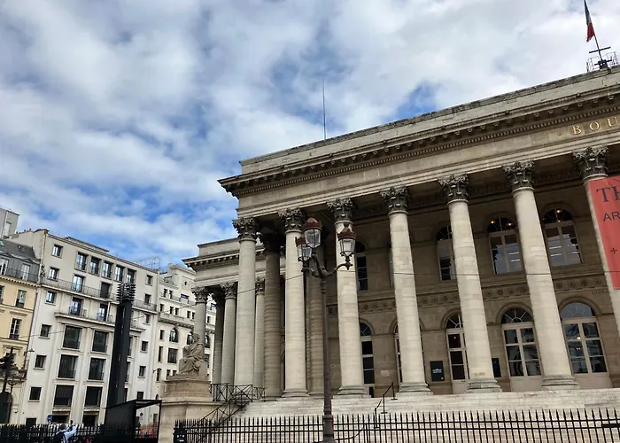 Next To Louvre Paryż