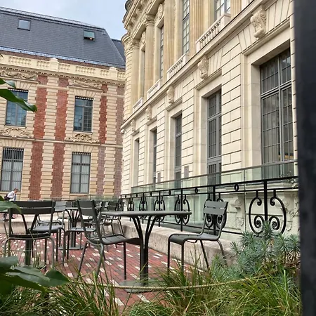 Next To Louvre * Parigi