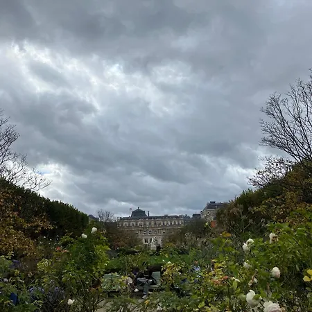 Next To Louvre * Parigi
