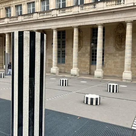 Next To Louvre Parigi