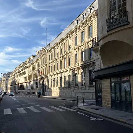 Next To Louvre Apartment