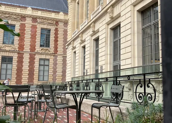 Next To Louvre * Париж