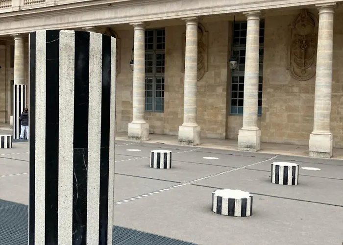 Next To Louvre Париж